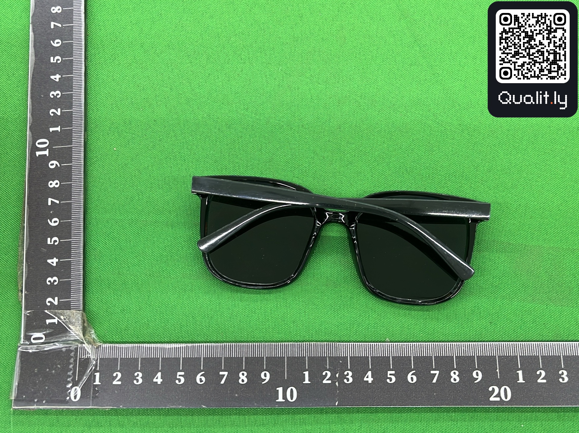 Lunettes de soleil — photo QC 2 sur 8