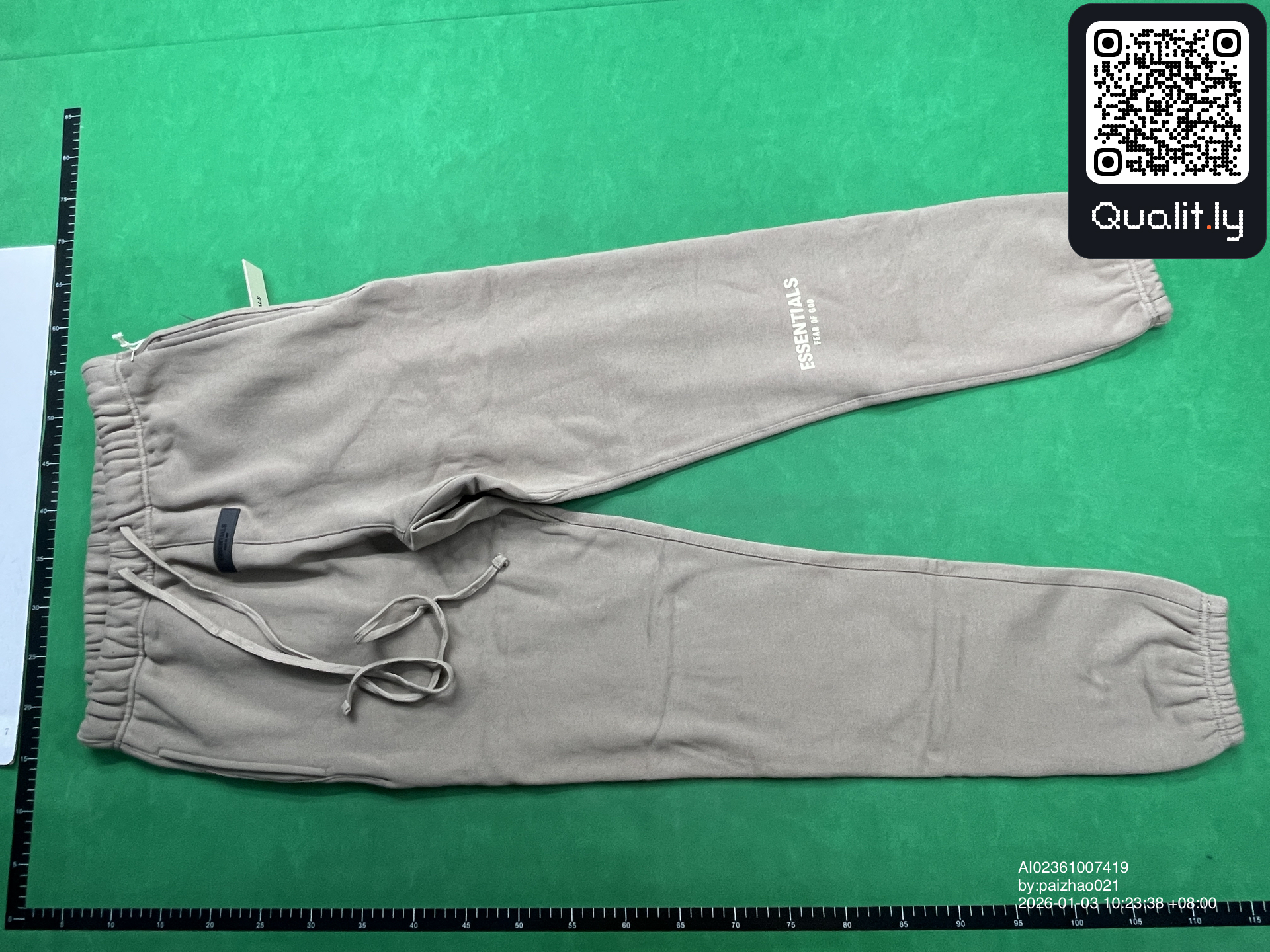 Pantaloni — foto QC 2 di 10