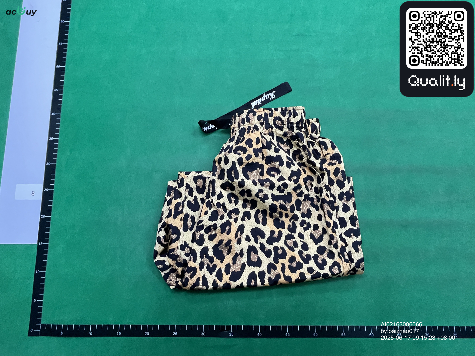 Short — photo QC 1 sur 4