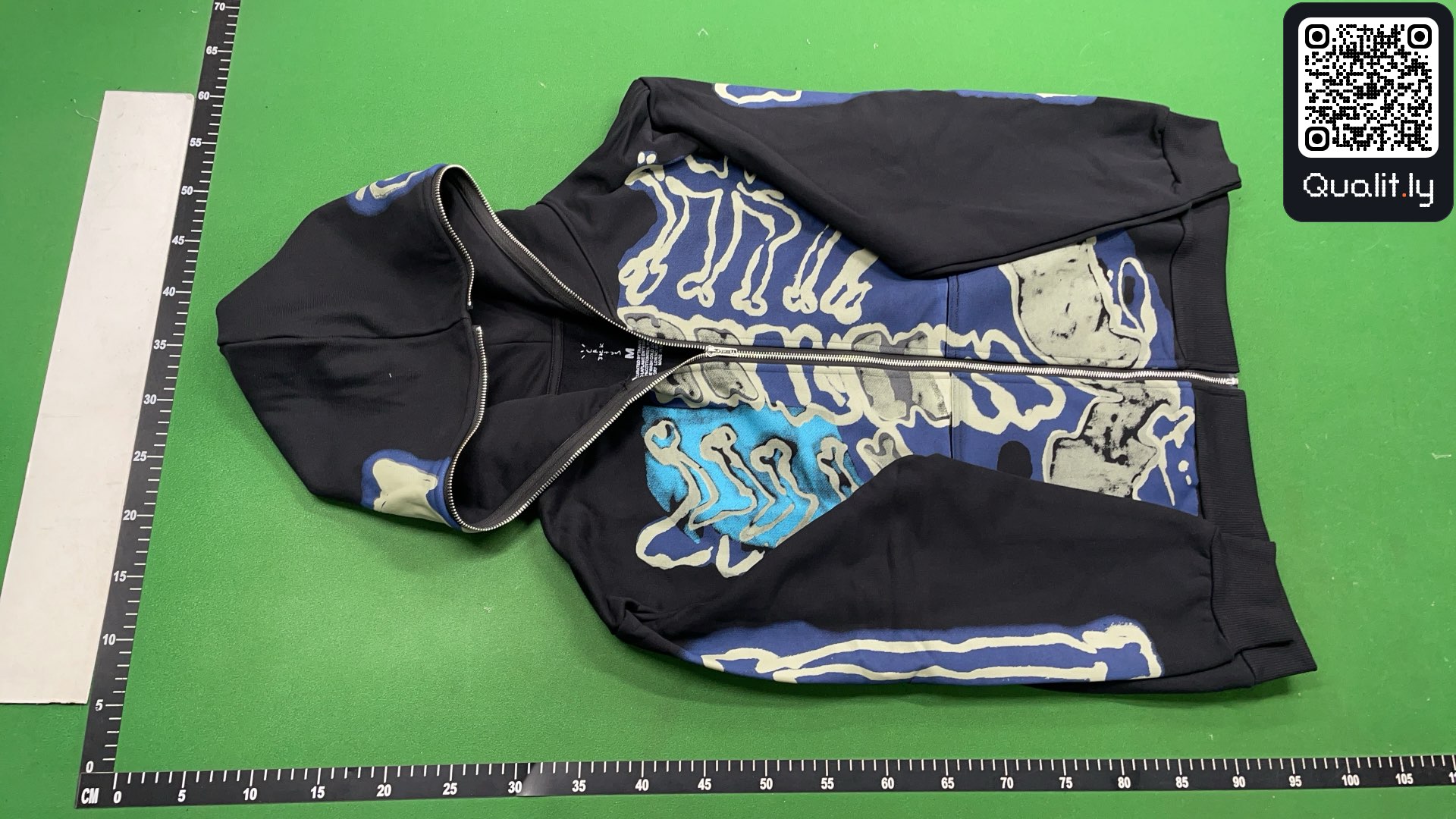 Hoodie QC photo 2 of 33