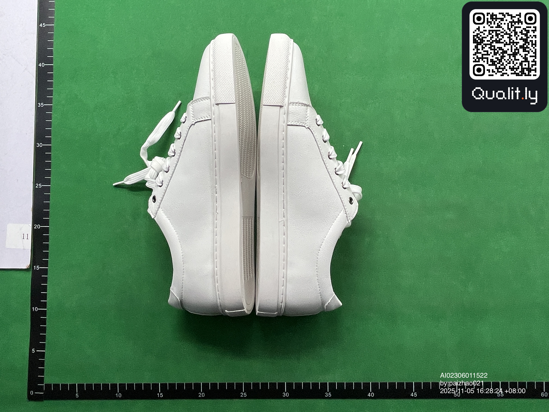 Sneakers — QC-foto 3 van 6