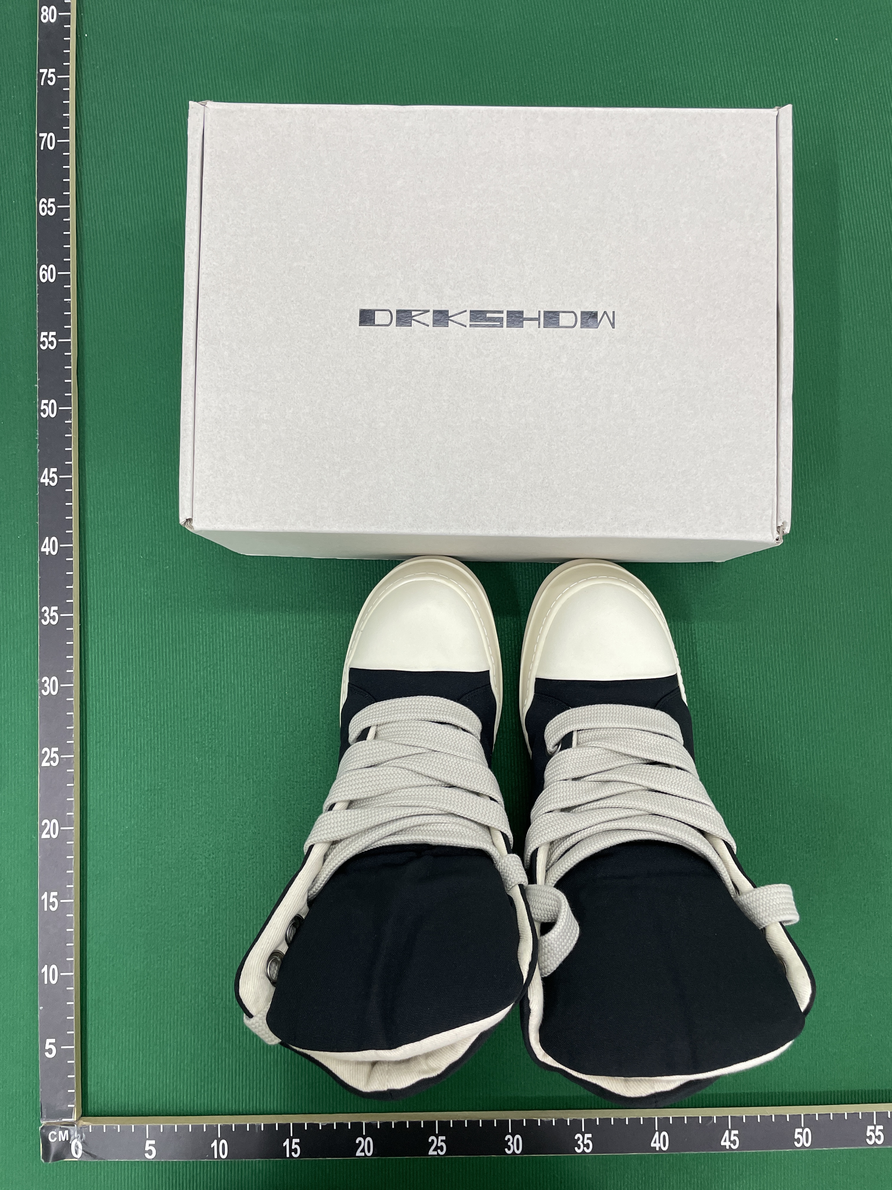 Sneakers QC photo 2 of 18
