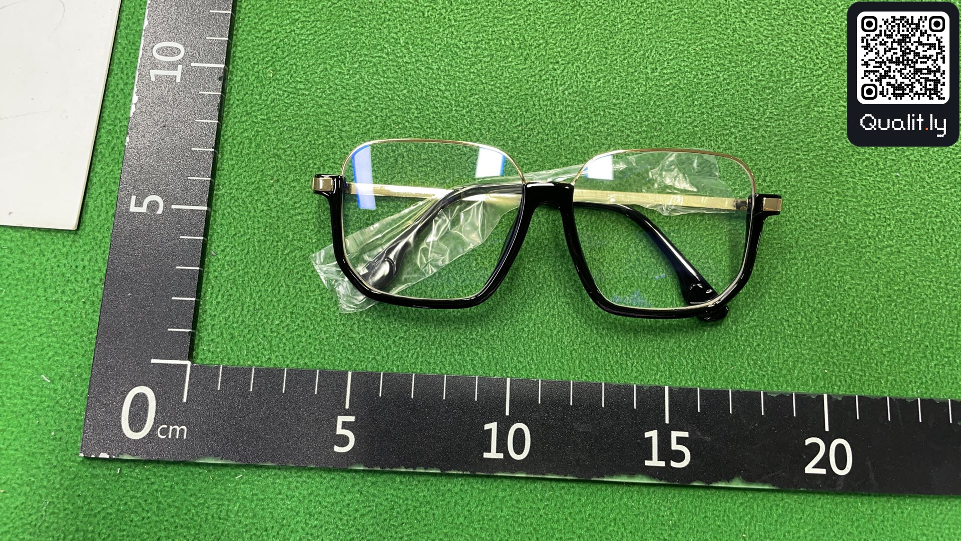 Lunettes de soleil — photo QC 1 sur 3