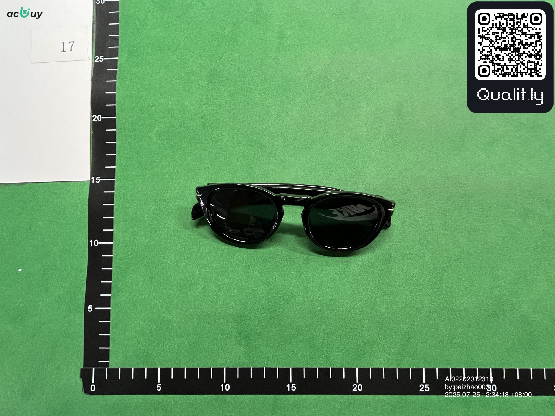 Lunettes de soleil — photo QC 3 sur 3