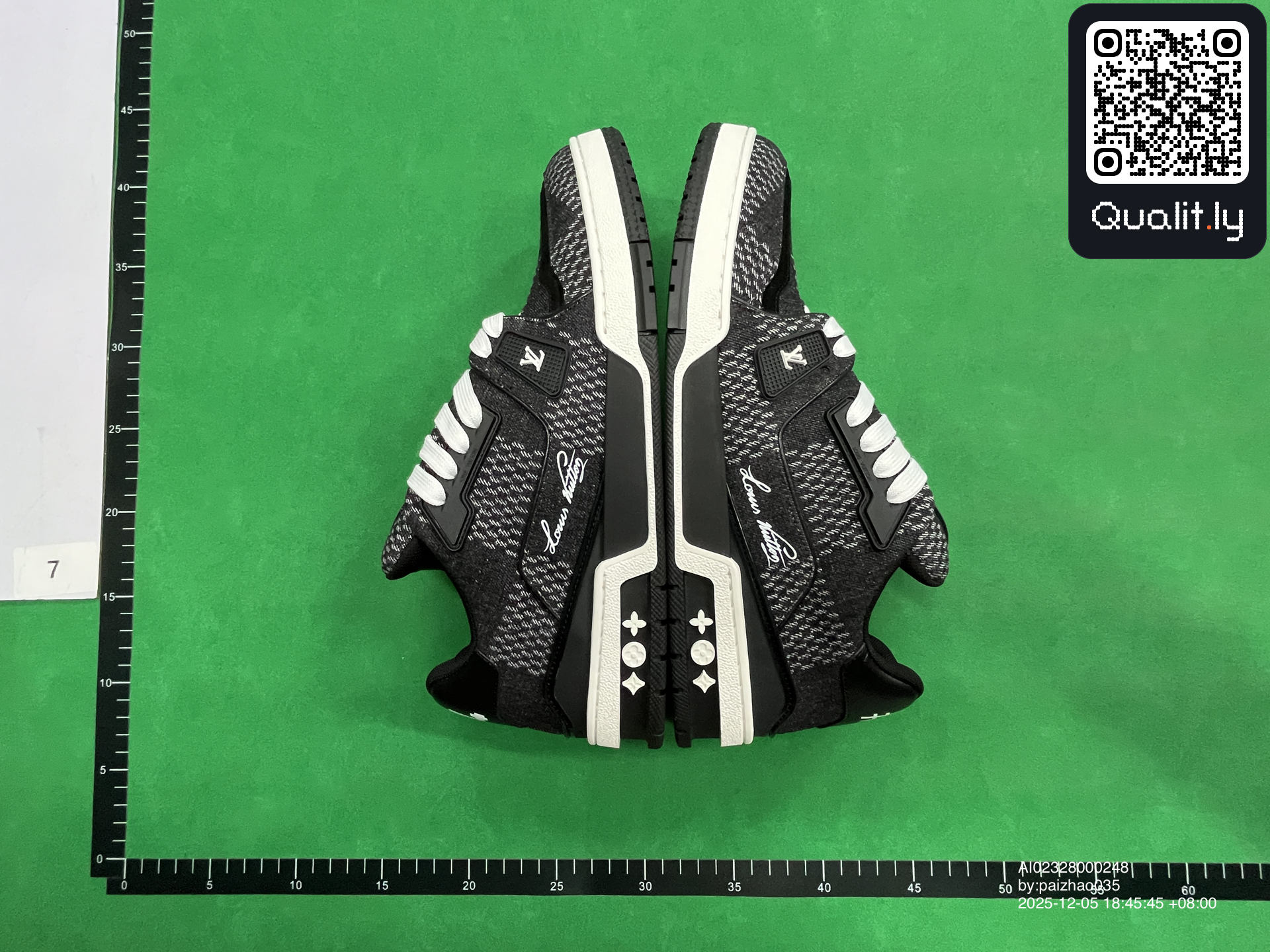 Sneakers — QC-foto 3 van 30