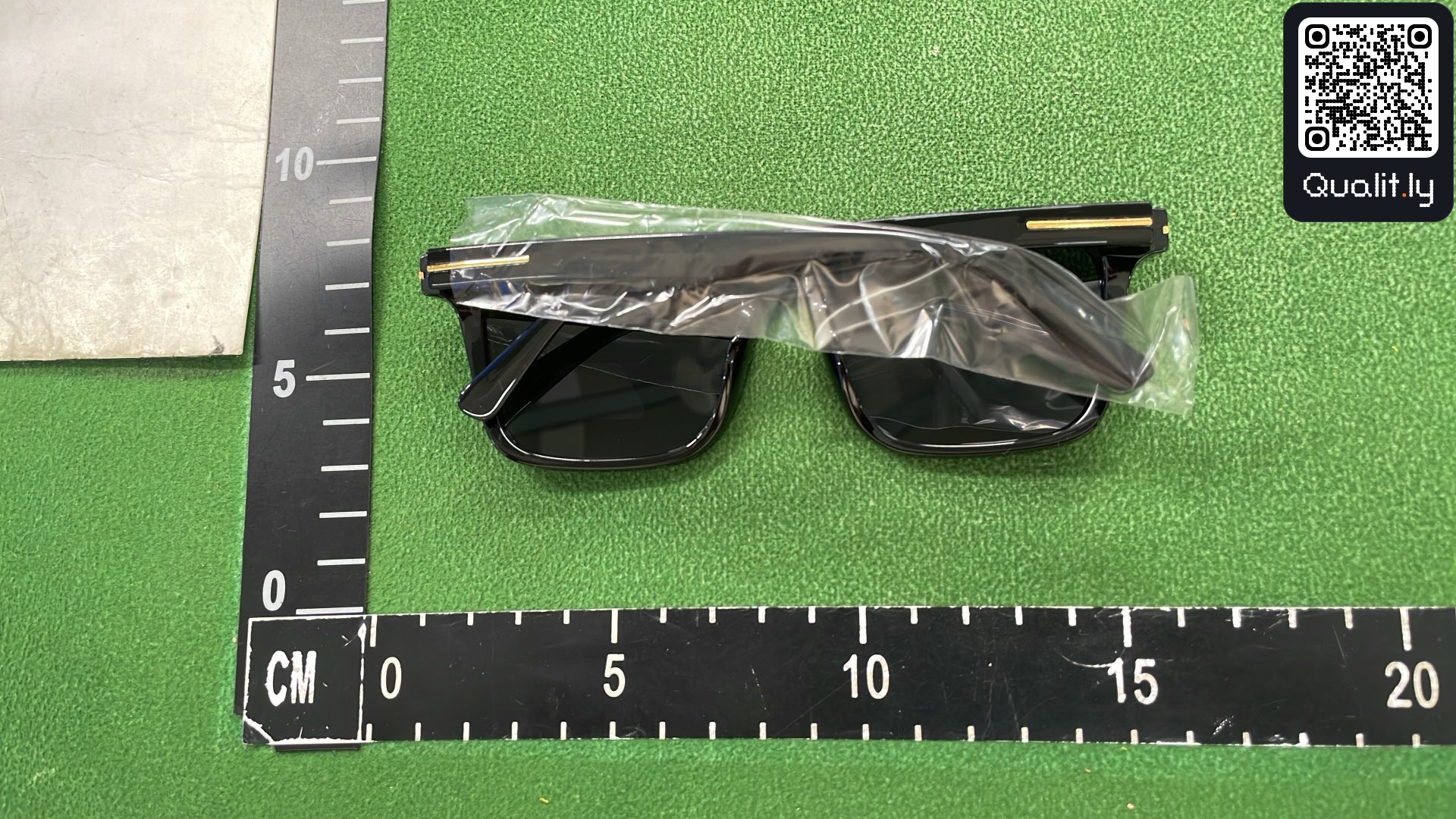 Occhiali da sole — foto QC 2 di 9