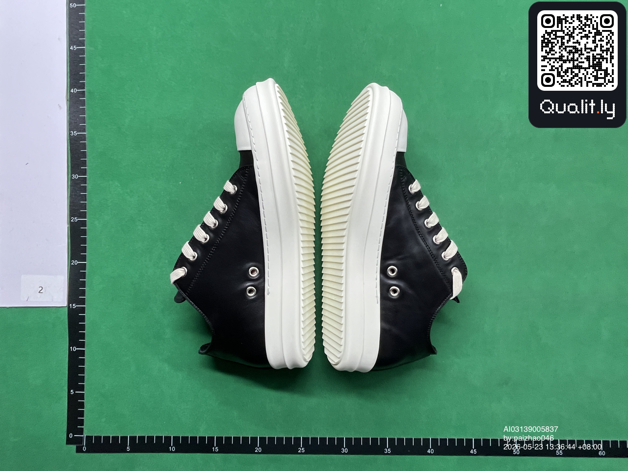 Sneakers — QC-foto 3 van 6