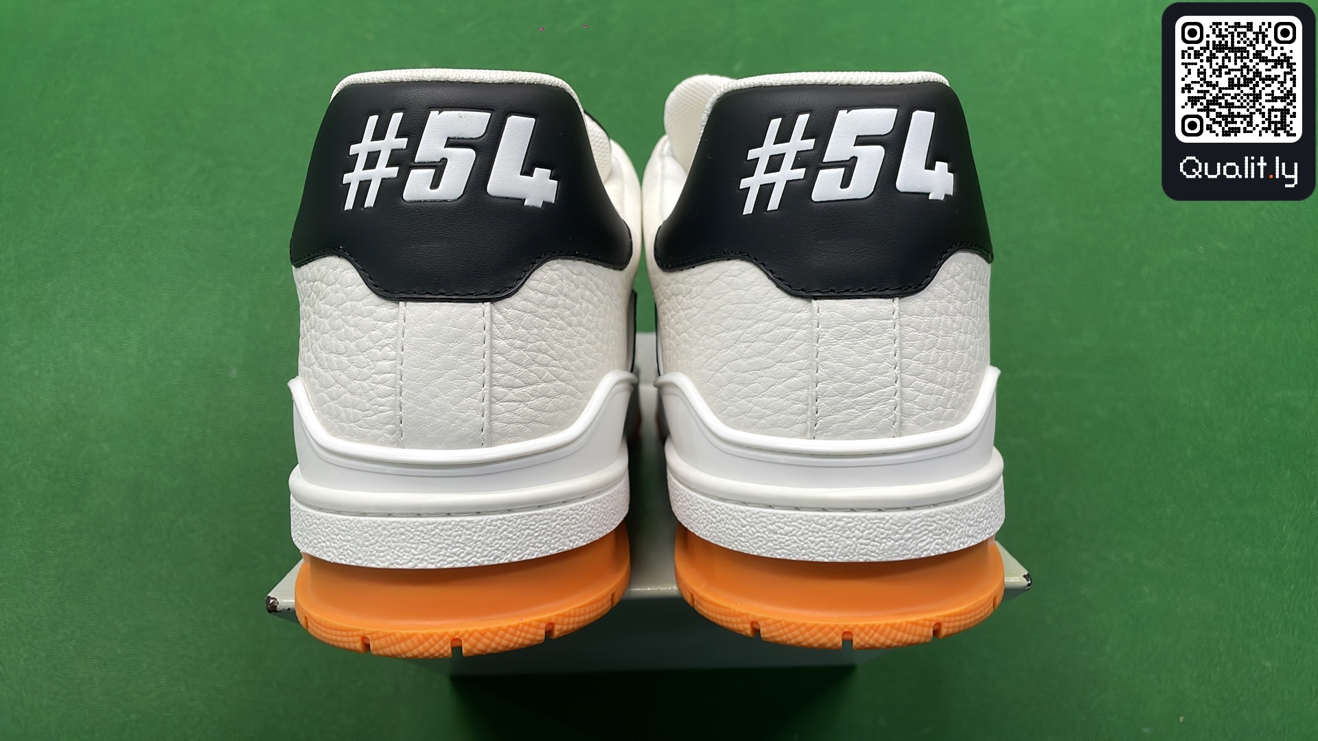Sneakers — QC-foto 3 van 30