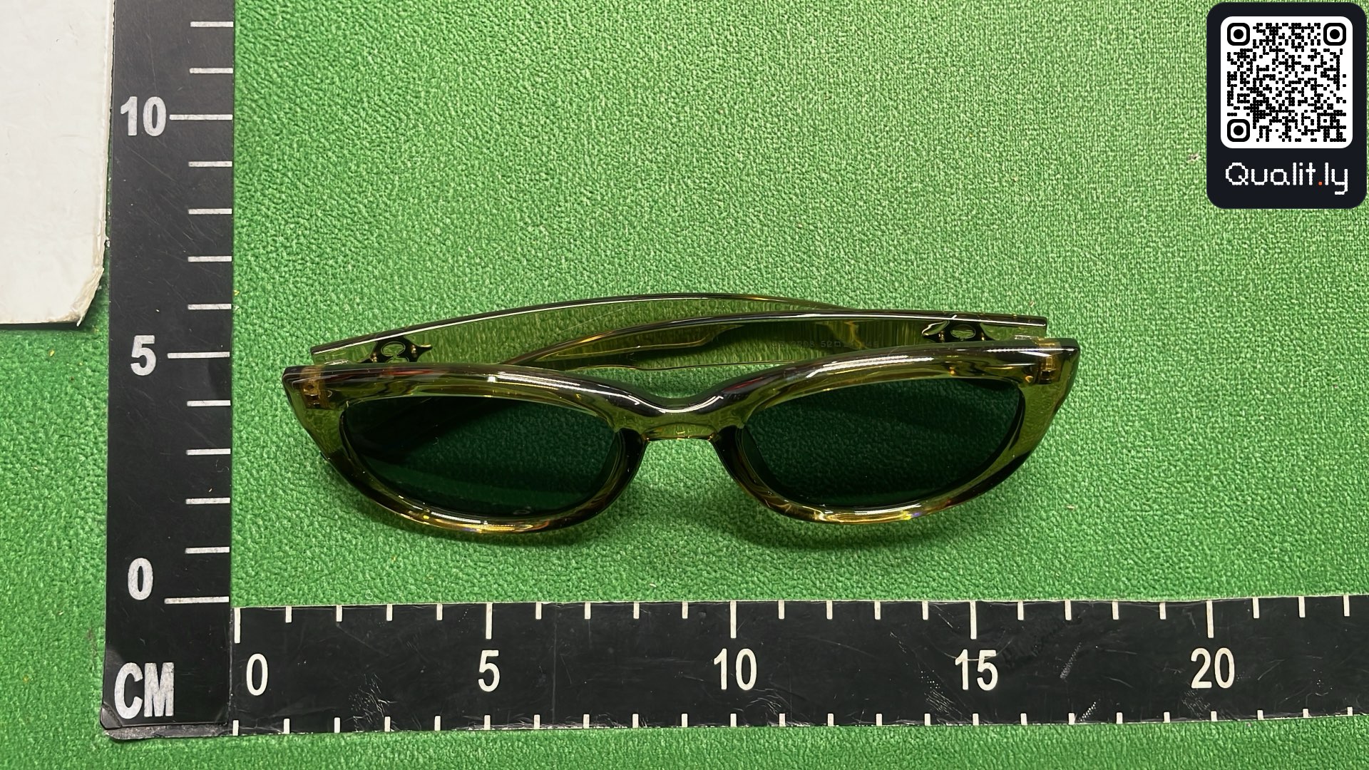Lunettes de soleil — photo QC 1 sur 17
