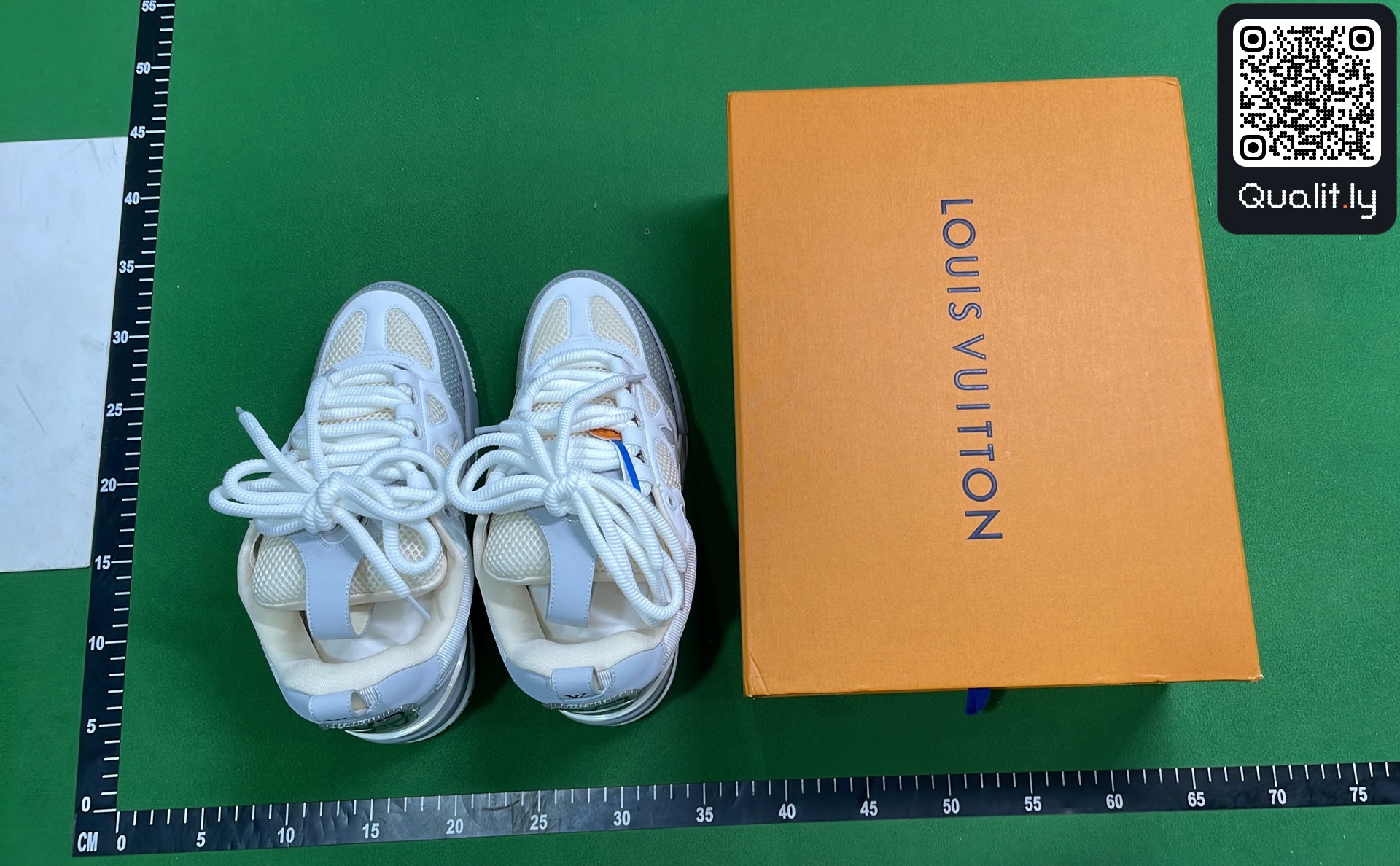 Sneakers QC photo 1 of 715