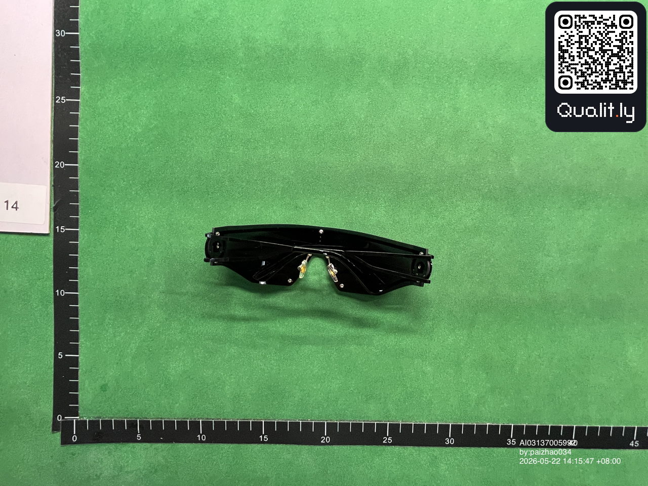 Okulary przeciwsłoneczne — zdjęcie QC 2 z 3