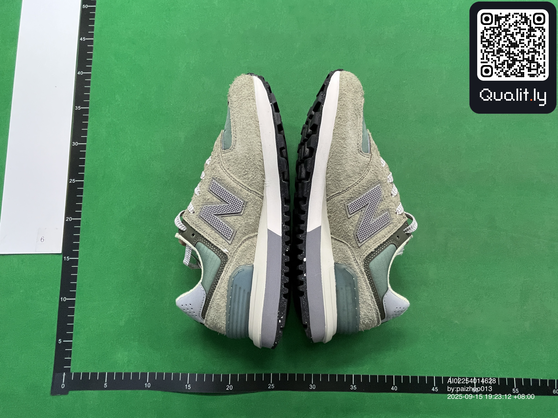 Sneakers — QC-foto 3 van 6