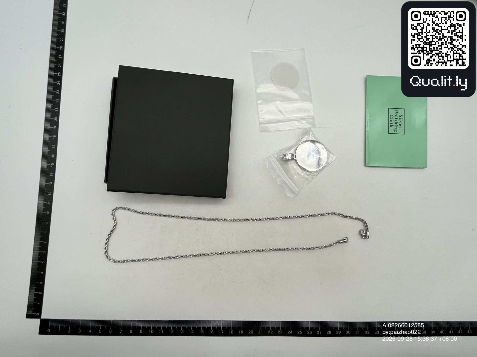 Bijuterie — fotografie QC 1 din 3