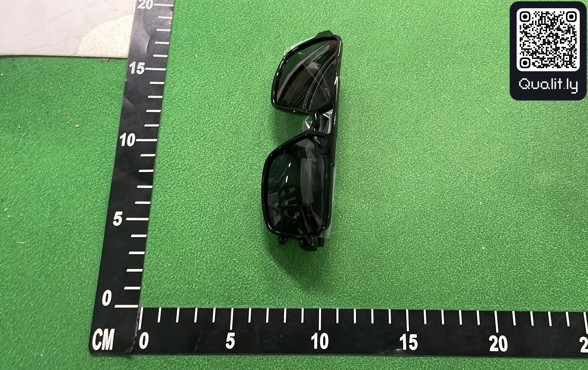 Occhiali da sole — foto QC 3 di 3