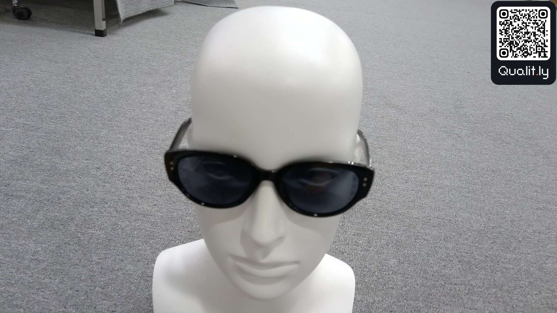 Sunglasses QC photo 1 of 8