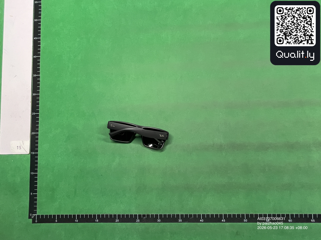 Lunettes de soleil — photo QC 2 sur 3