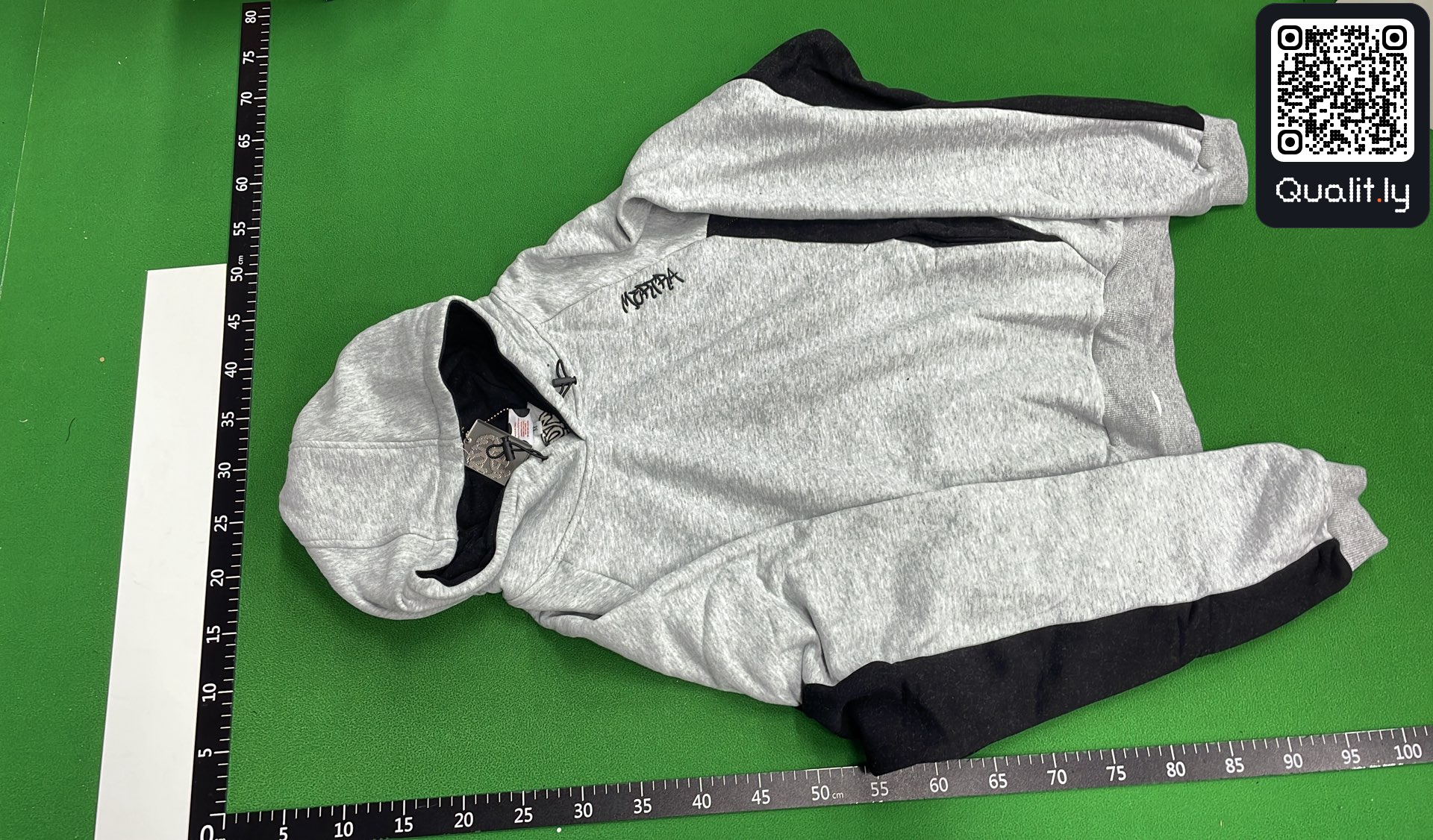 Bluza z kapturem — zdjęcie QC 2 z 18