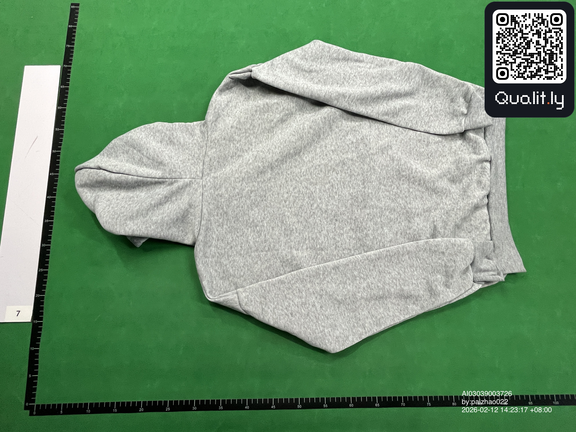Sweat à capuche — photo QC 2 sur 4