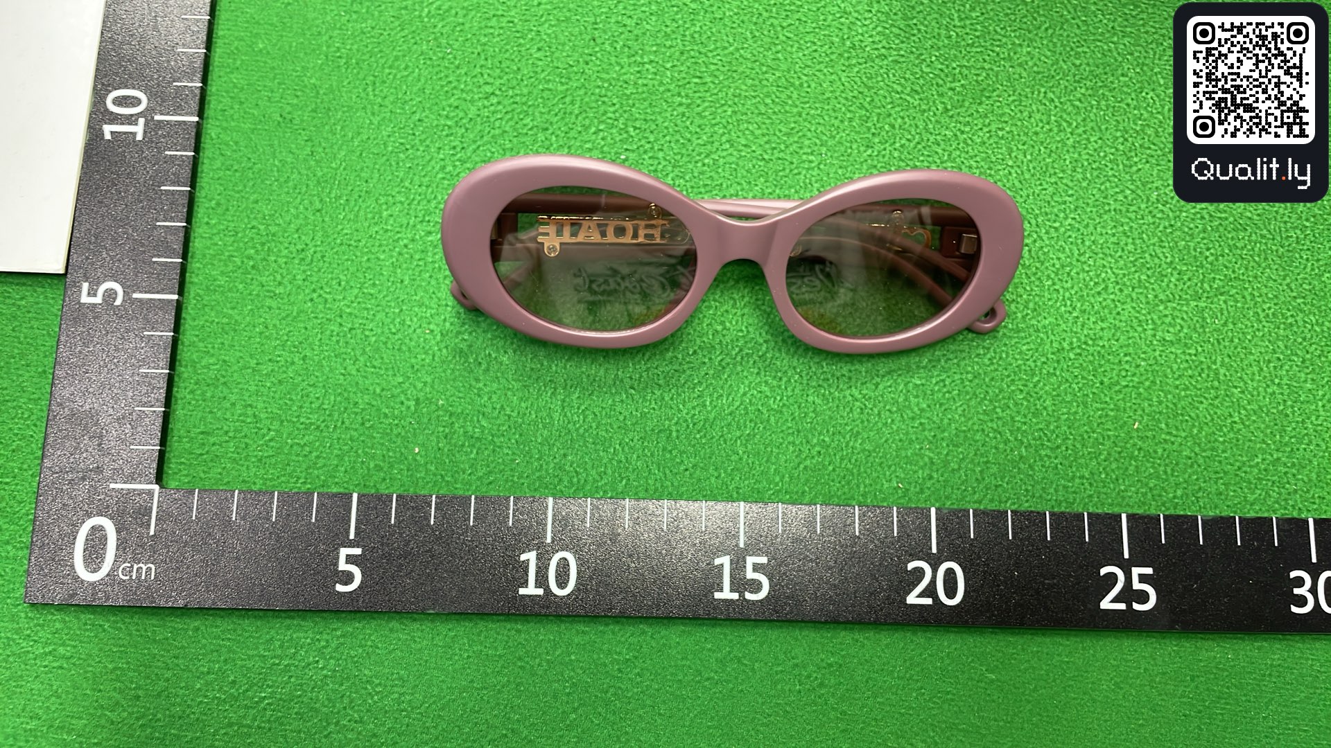 Lunettes de soleil — photo QC 1 sur 3
