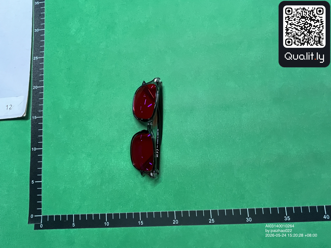 Lunettes de soleil — photo QC 1 sur 12