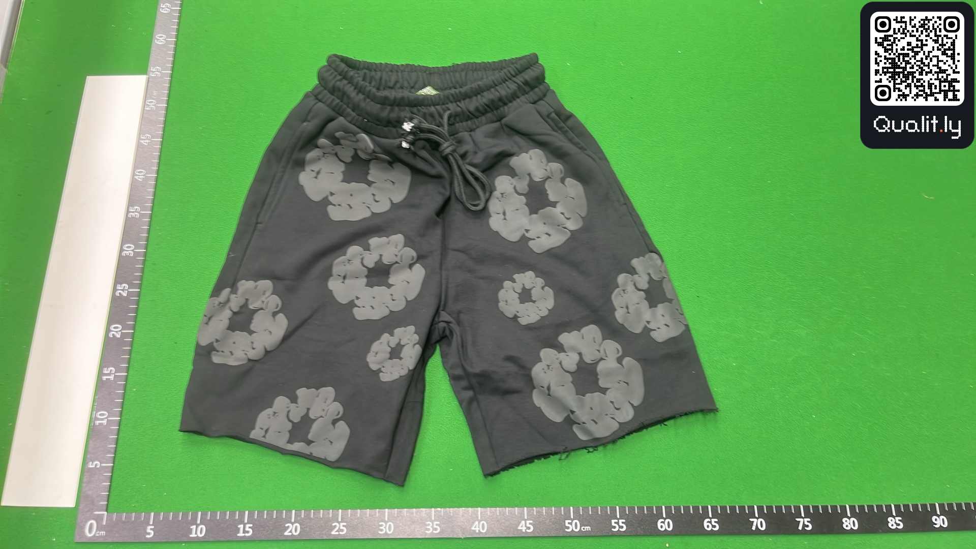 Shorts QC photo 2 of 36