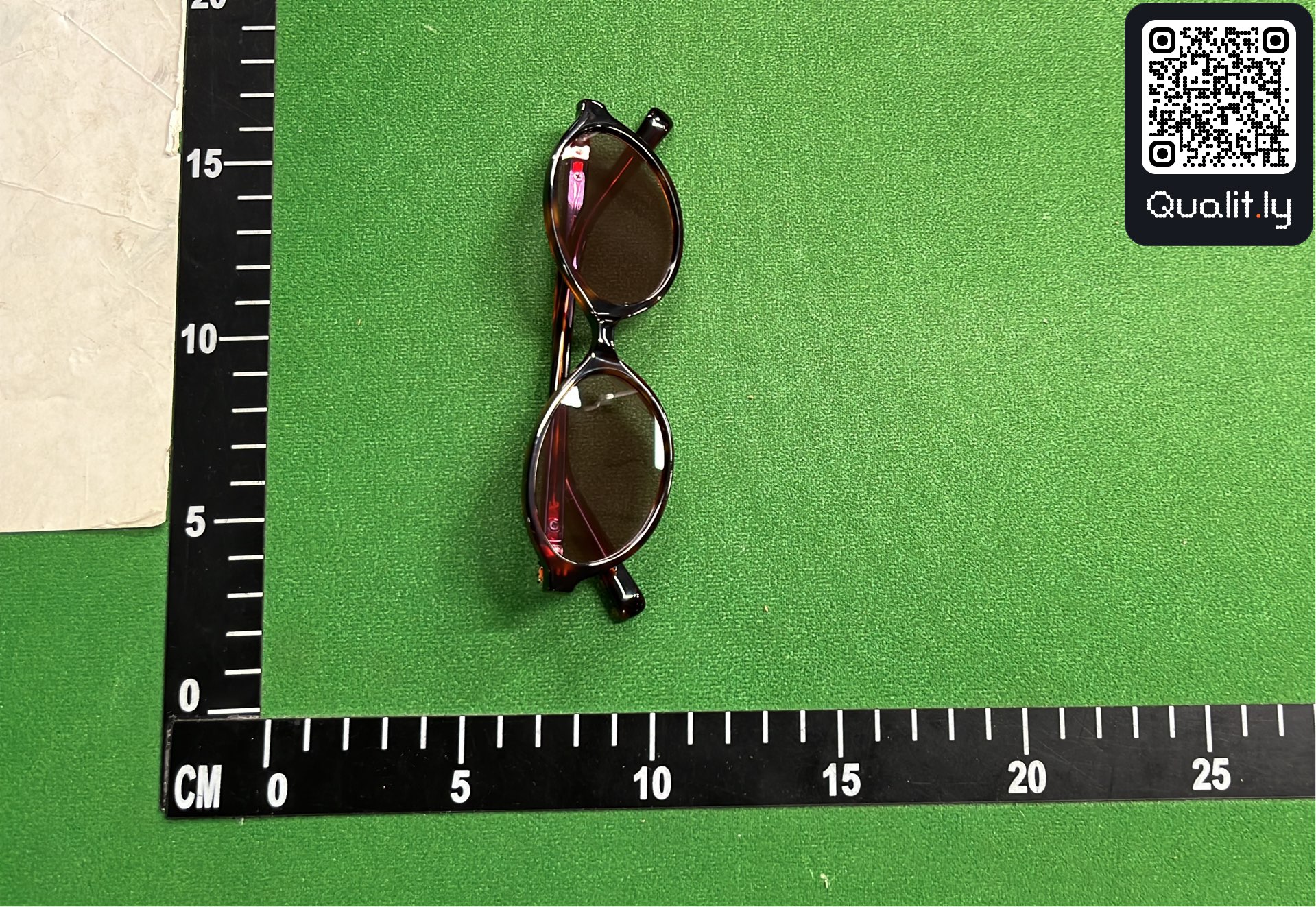 Lunettes de soleil — photo QC 3 sur 3