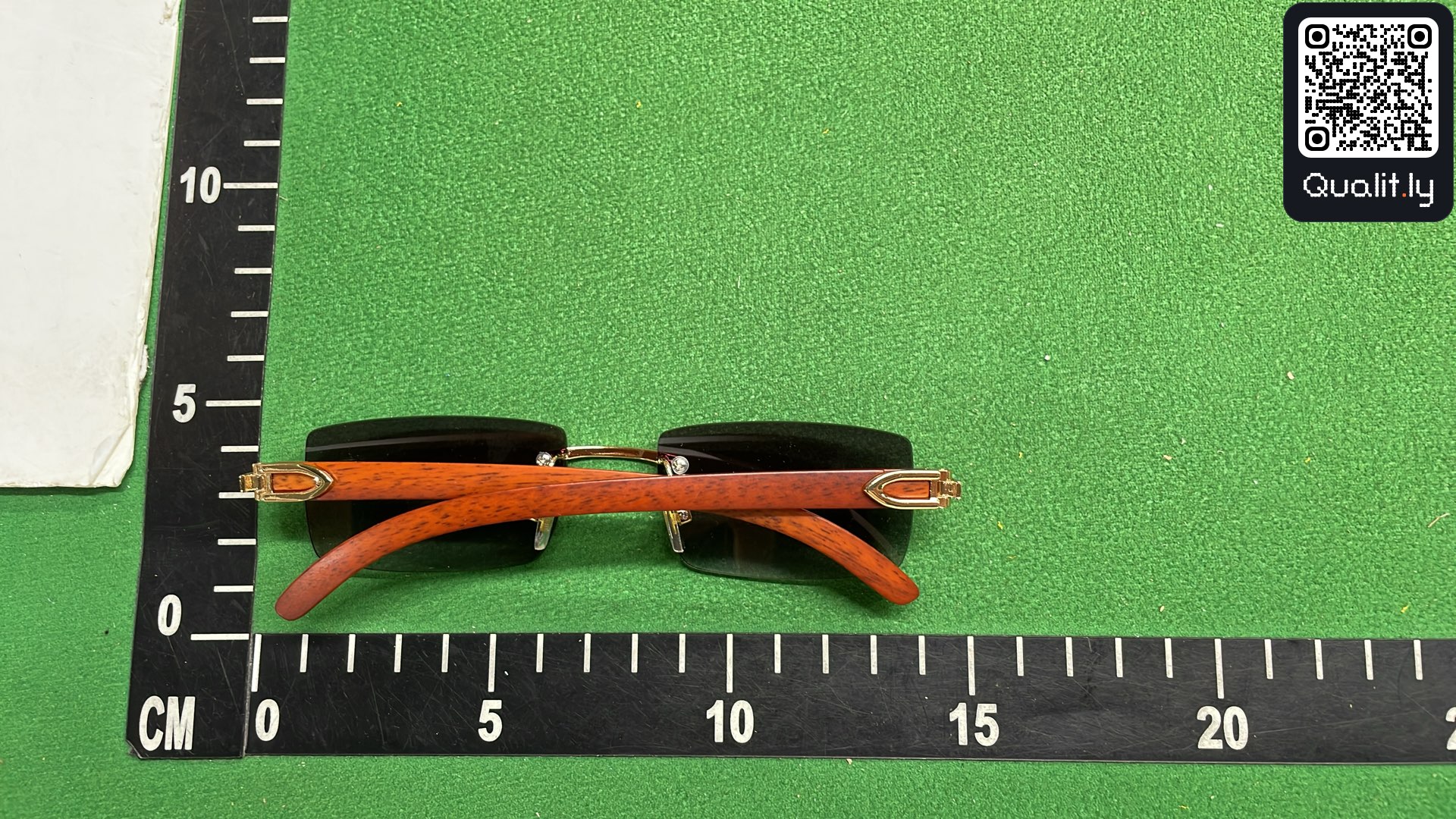 Okulary przeciwsłoneczne — zdjęcie QC 2 z 6