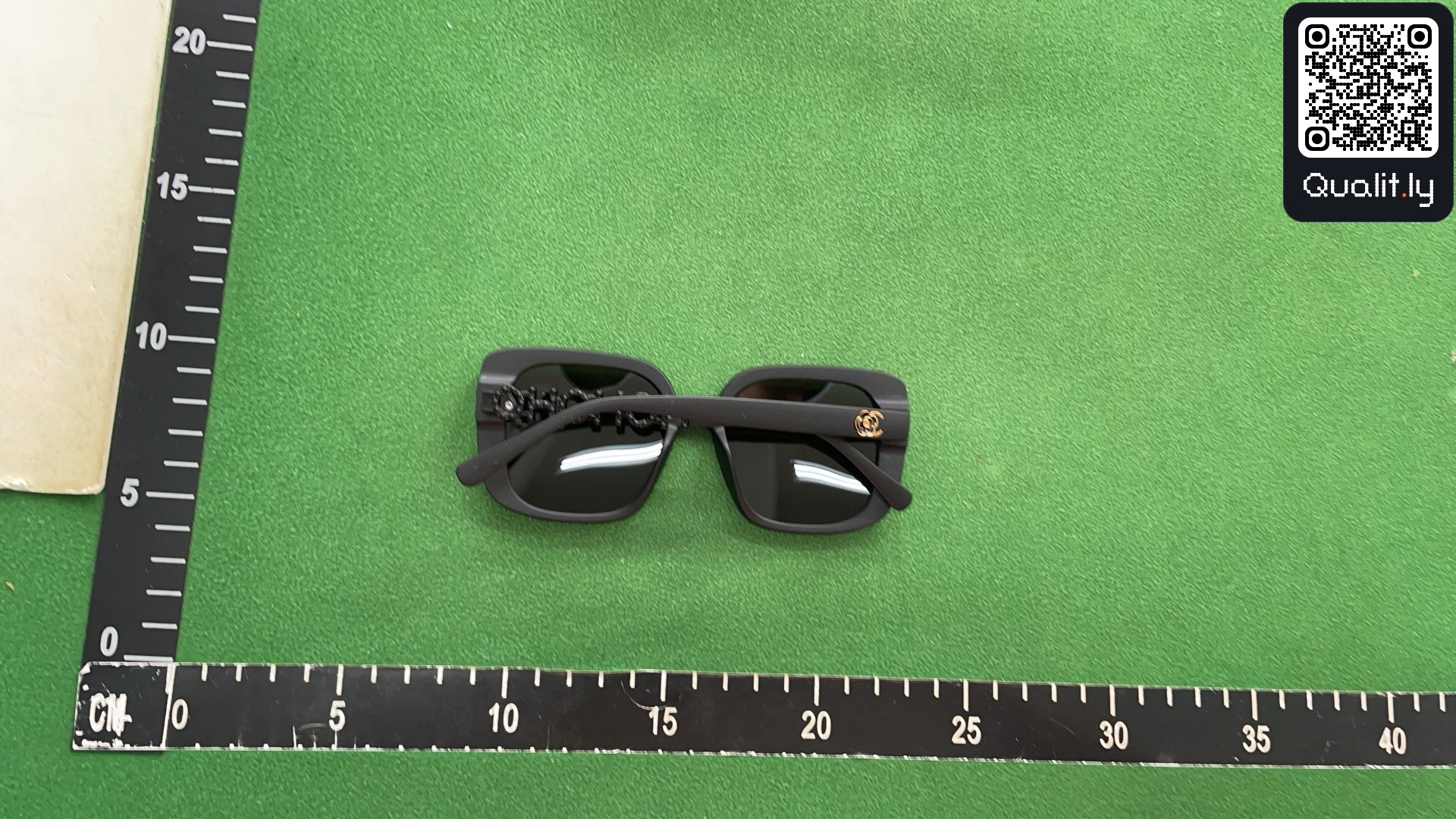 Sunglasses QC photo 2 of 3