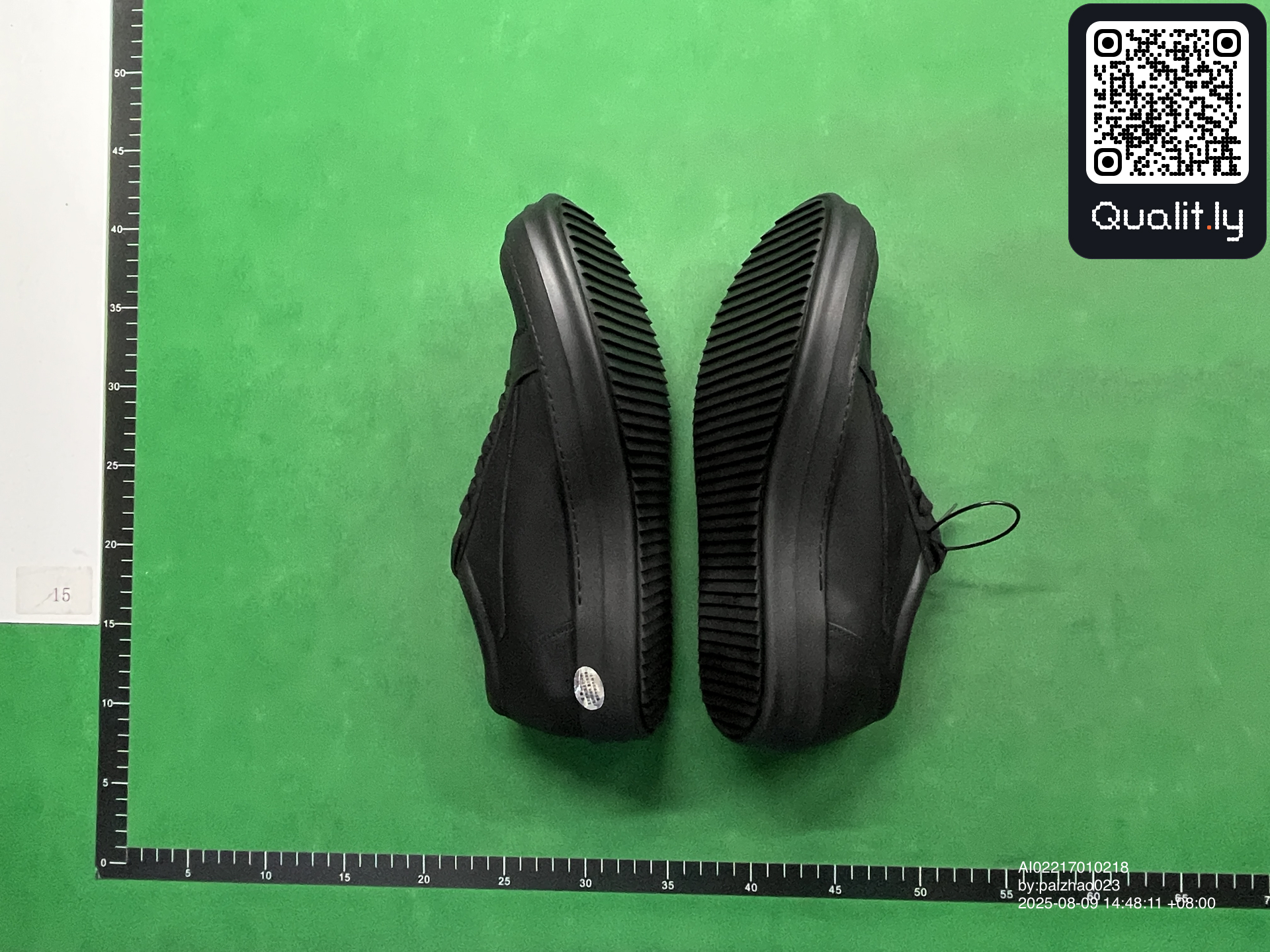 Sneakers — QC-foto 3 van 6