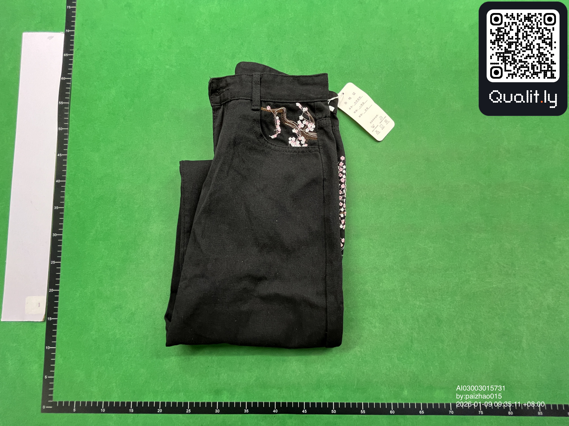 Jeansy — zdjęcie QC 1 z 4