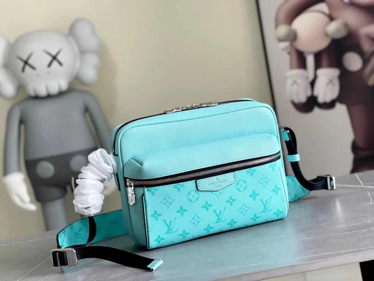 The highest quality OUTDOOR mailman bag M30233 30875 blue. This outdoor mailman bag combines classic canvas and soft Ta ï ga leather, size: 29.5 x 20 x 10.5 cm