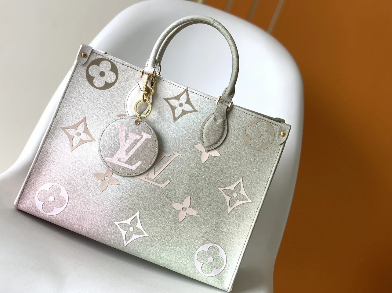 m20510灰绿色 m20510紫红 onthego 中号手袋 尺寸：35 x 27 x 14 厘米