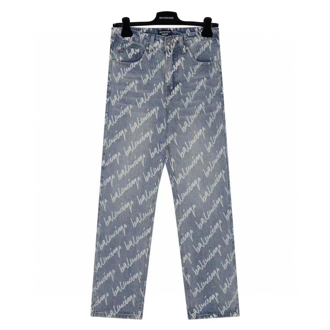 High version of the stylish and sophisticated Logo jeans