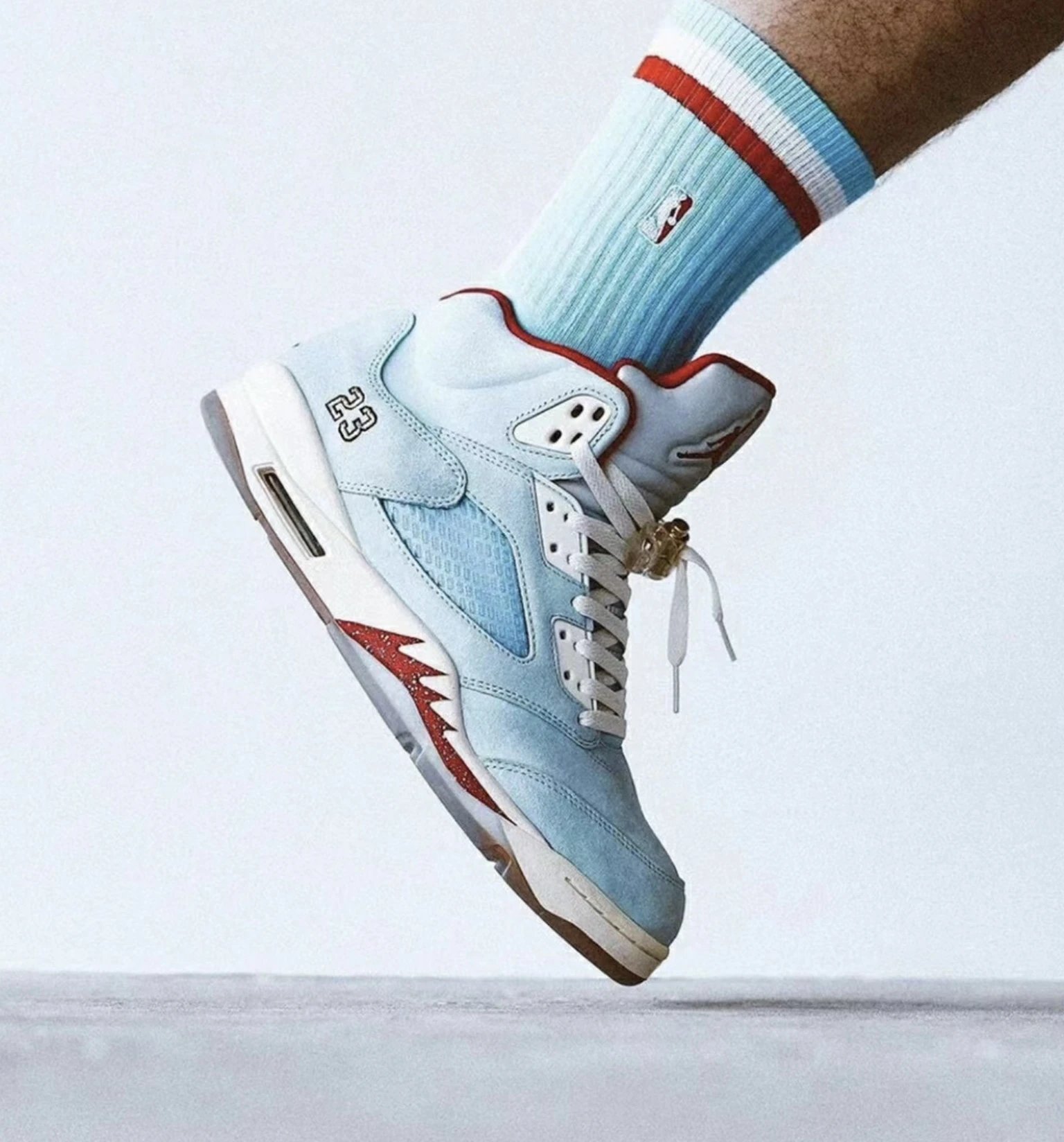 The pure yuan version can be compared freely with the AJ5 Qiao 5th generation men's basketball shoes in the same price range on the market. Ice blue co branded light blue suede original box