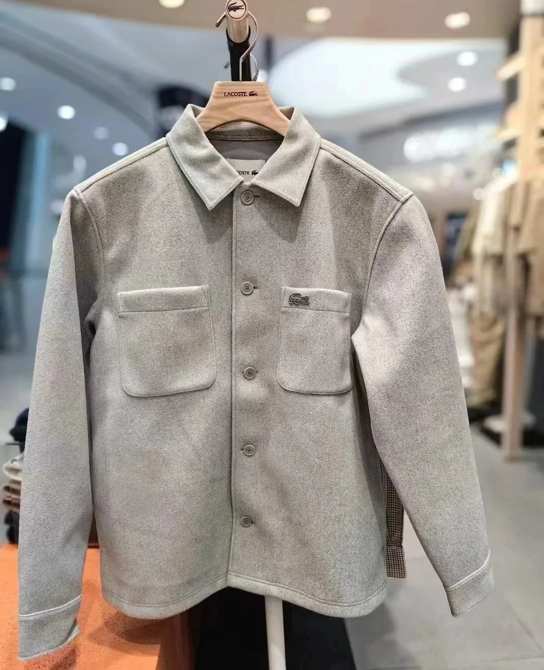 【9.5/10】王一博同款男装25秋季新款男装休闲毛呢翻领衬衫外套胸前经典同色鱼仔绣花章LOGO侧边手插口袋设计7210