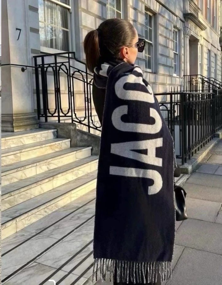 Jacquemus monogrammed reversible two-color fringed knitted virgin wool scarf pure wool scarf shawl long scarf warm couple models men's women's men's women's unisex